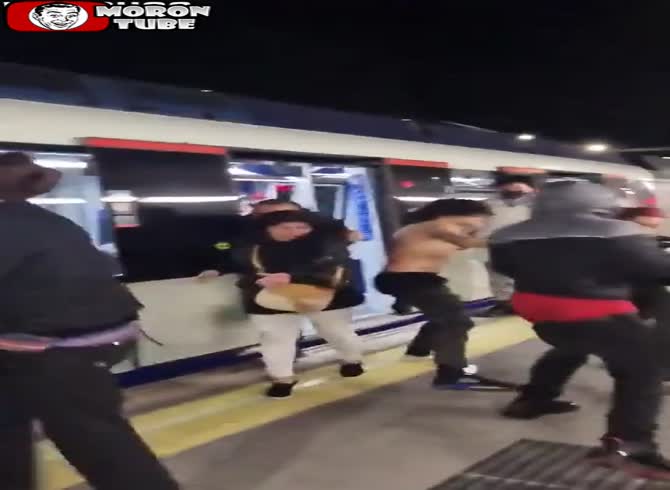 Video :Madrid Metro passengers flee a violent altercation